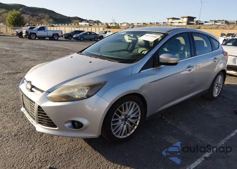 2014 Ford Focus Titanium z USA, uszkodzony, nr VIN 1FADP3N27EL139174